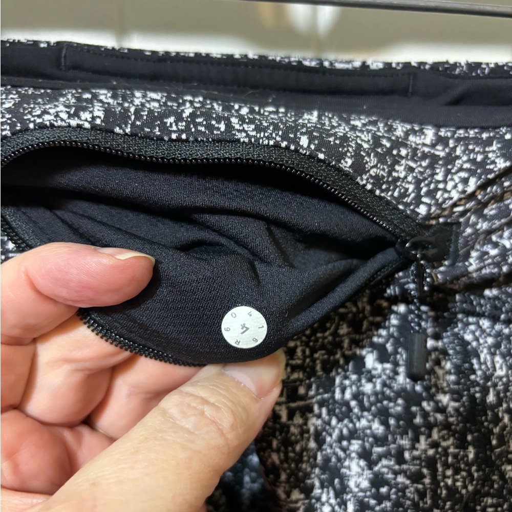 LULULEMON Cropped Leggings Size 4 Black White Pattern EUC D2 - Picture 5 of 5